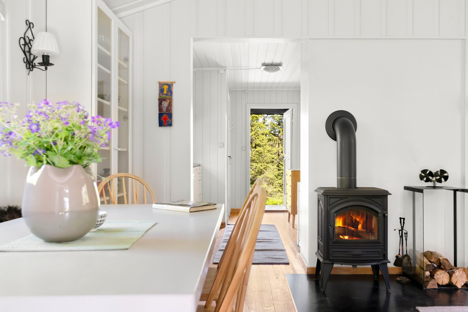 Nyere peisovn gir god varme på kalde dager - eller bare hyggelig stemning foran peisen. Galleribilde