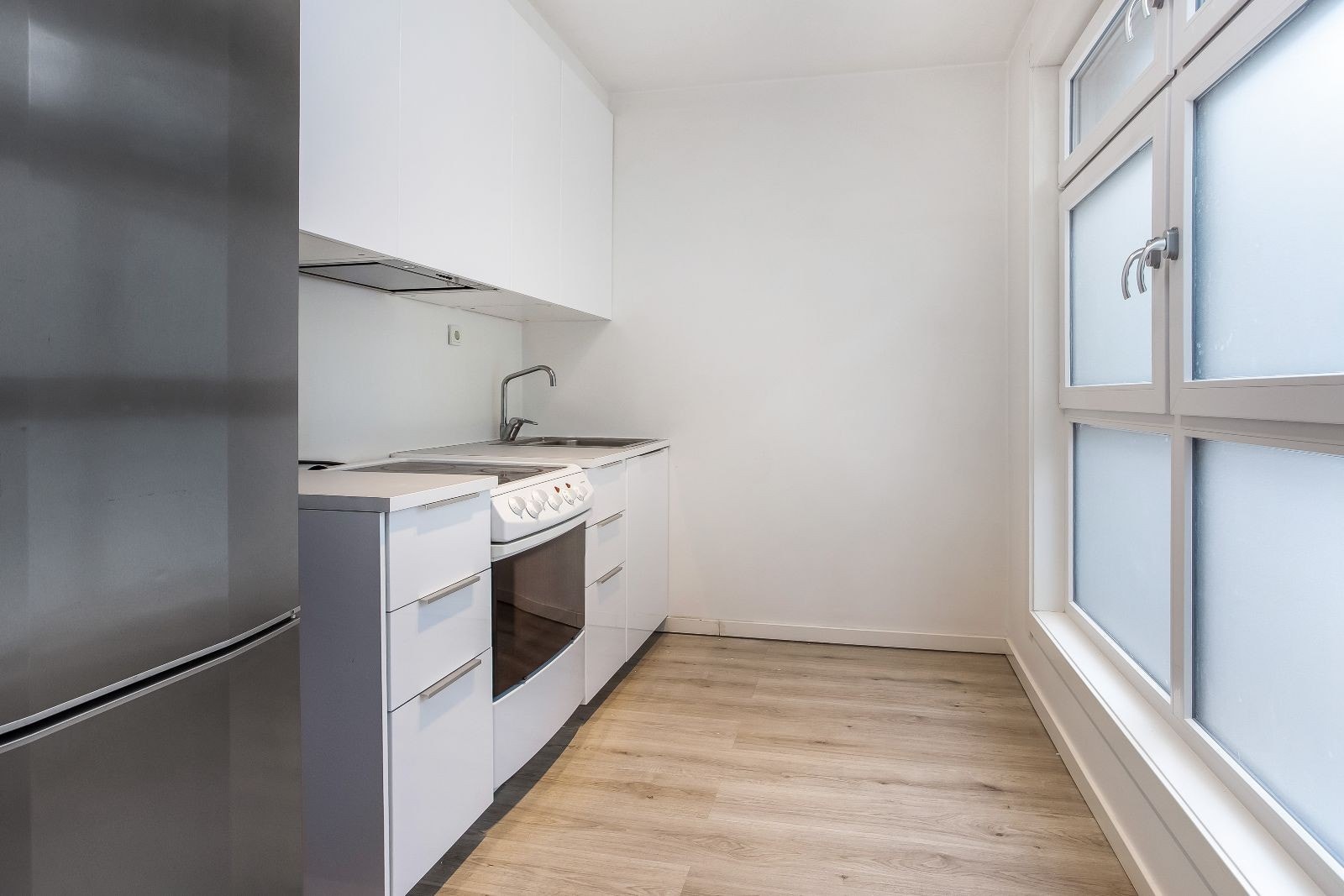 Seperat kjøkken med hvitevarer Galleribilde