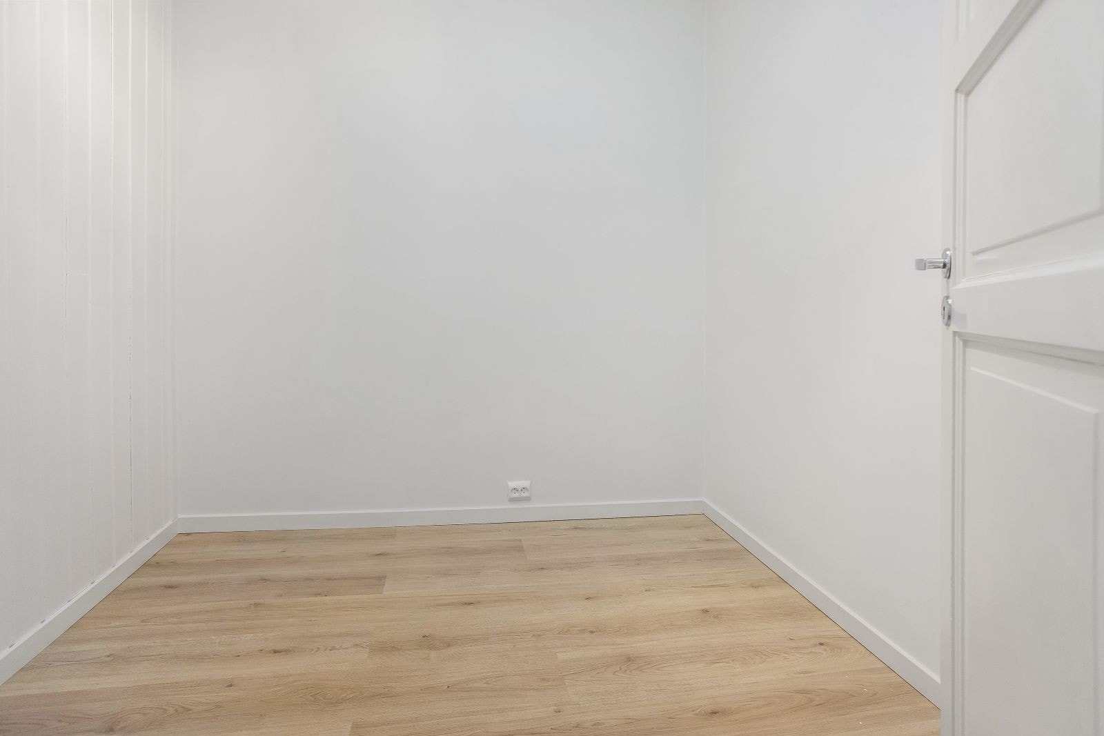 Romslig innvendig bod/walk in closet eller kanskje kontorplass? Galleribilde