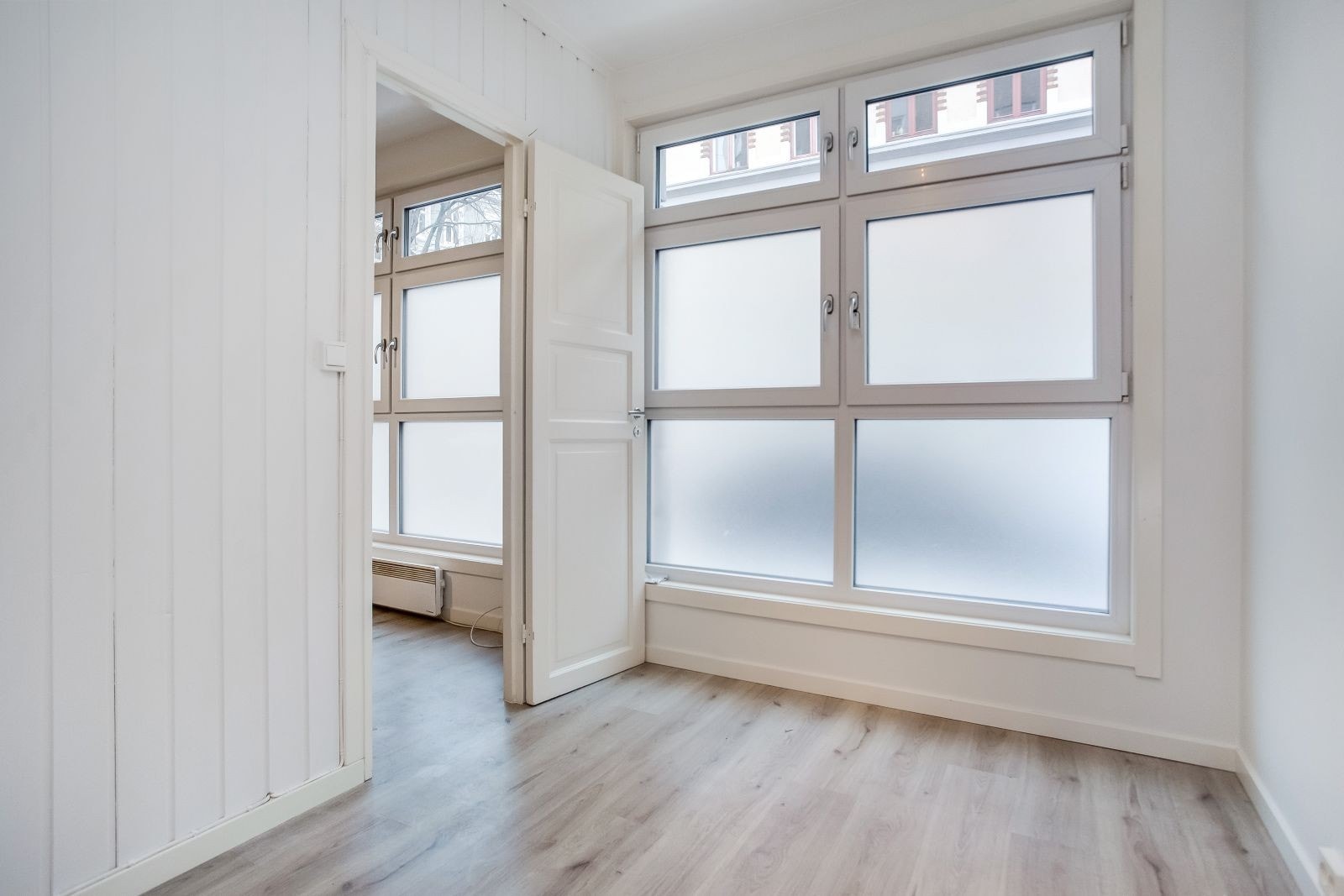 Soverom med plass til seng og garderobeskap Galleribilde