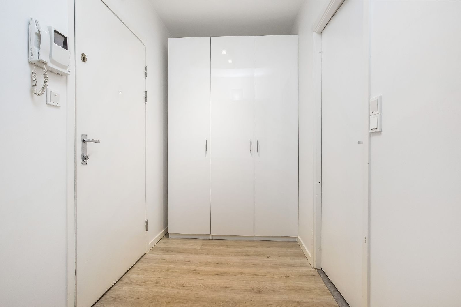 Gang med garderobeskap Galleribilde