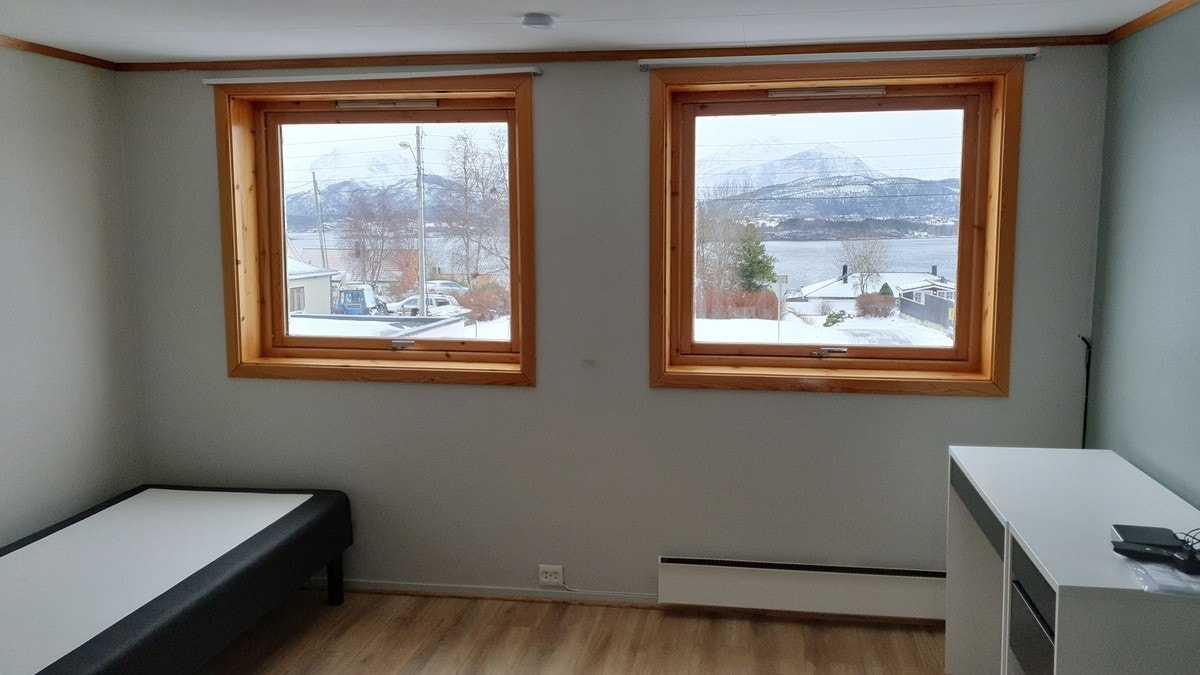 Rom med skrivepult, fin utsikt Galleribilde