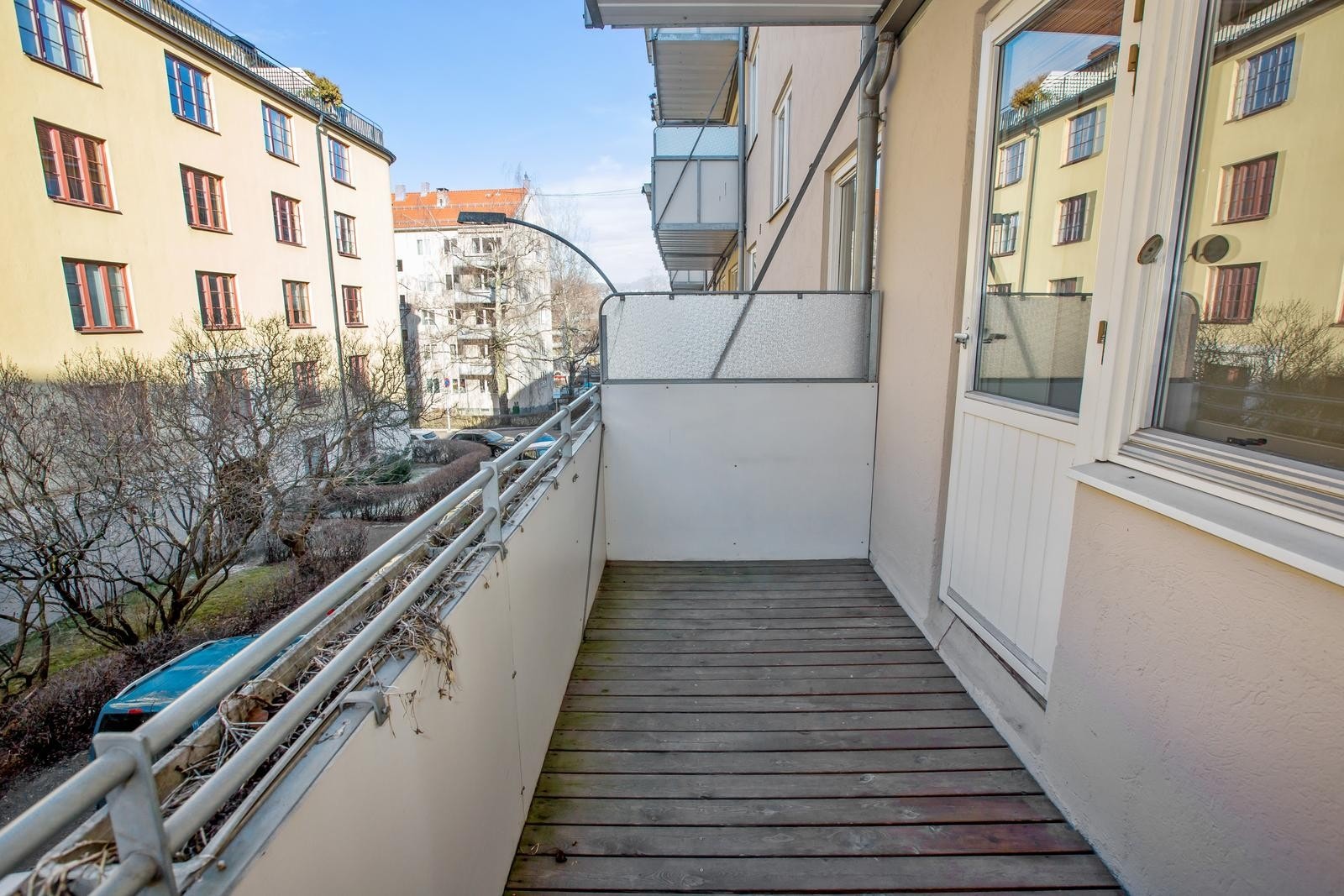 Hyggelig balkong med adkomst fra stuen. Plass til sittemøbler Galleribilde