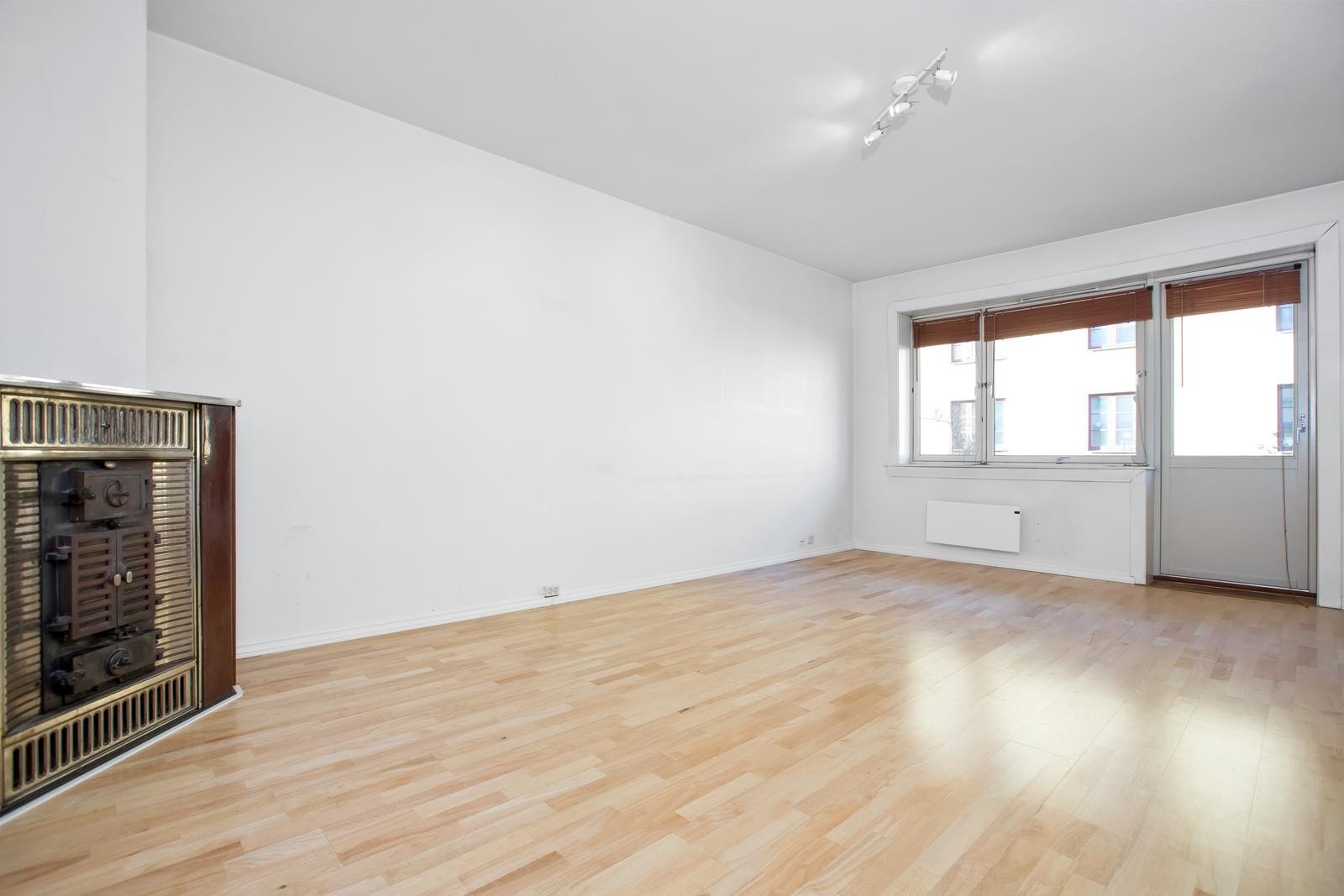 Romslig og lys stue. Peisovn som avgir godt med varme. Adkomst til balkong. Stuen er nå nymalt. Galleribilde