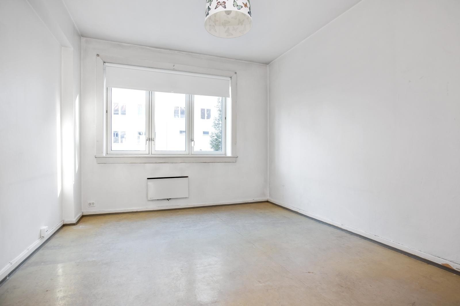 Hovedsoverommet er svært romslig. To eldre plassbygde skap med oppbevaringsplass ved døren. Nymalt. Galleribilde