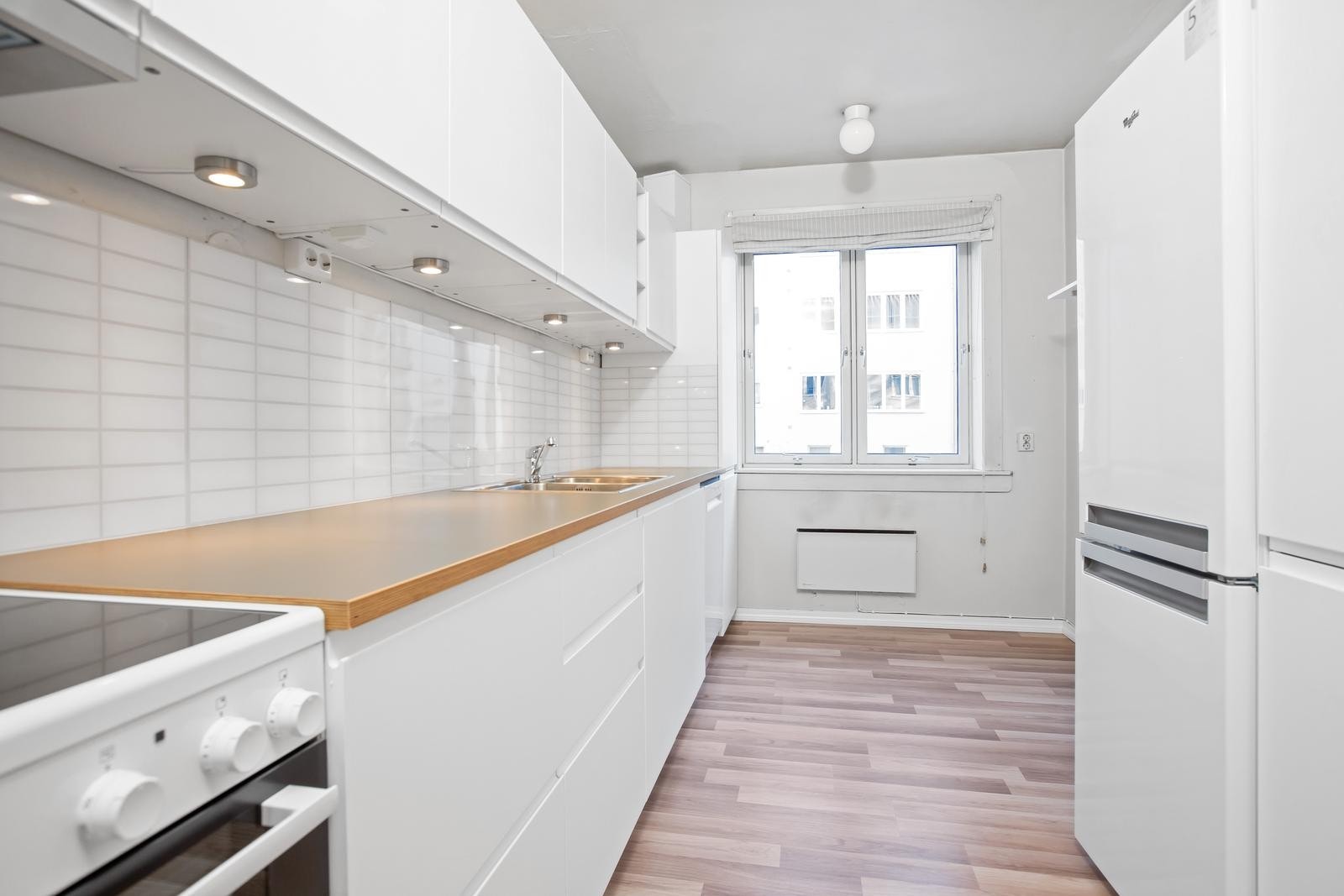 Nytt kjøkken fra 2016. Alle hvitevarer er nye og medfølger. Plass til spisebord. Galleribilde