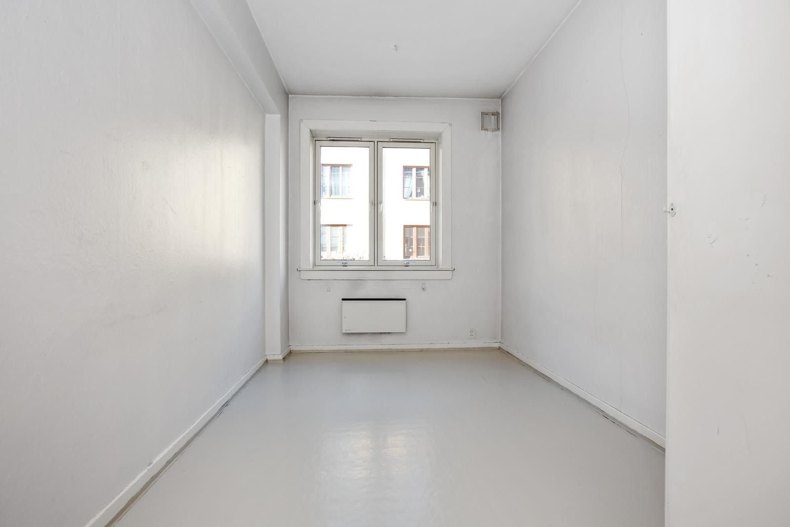 Soverom nummer to. Garderobeskap for oppbevaring. Rommet er malt etter bildet er tatt. Galleribilde