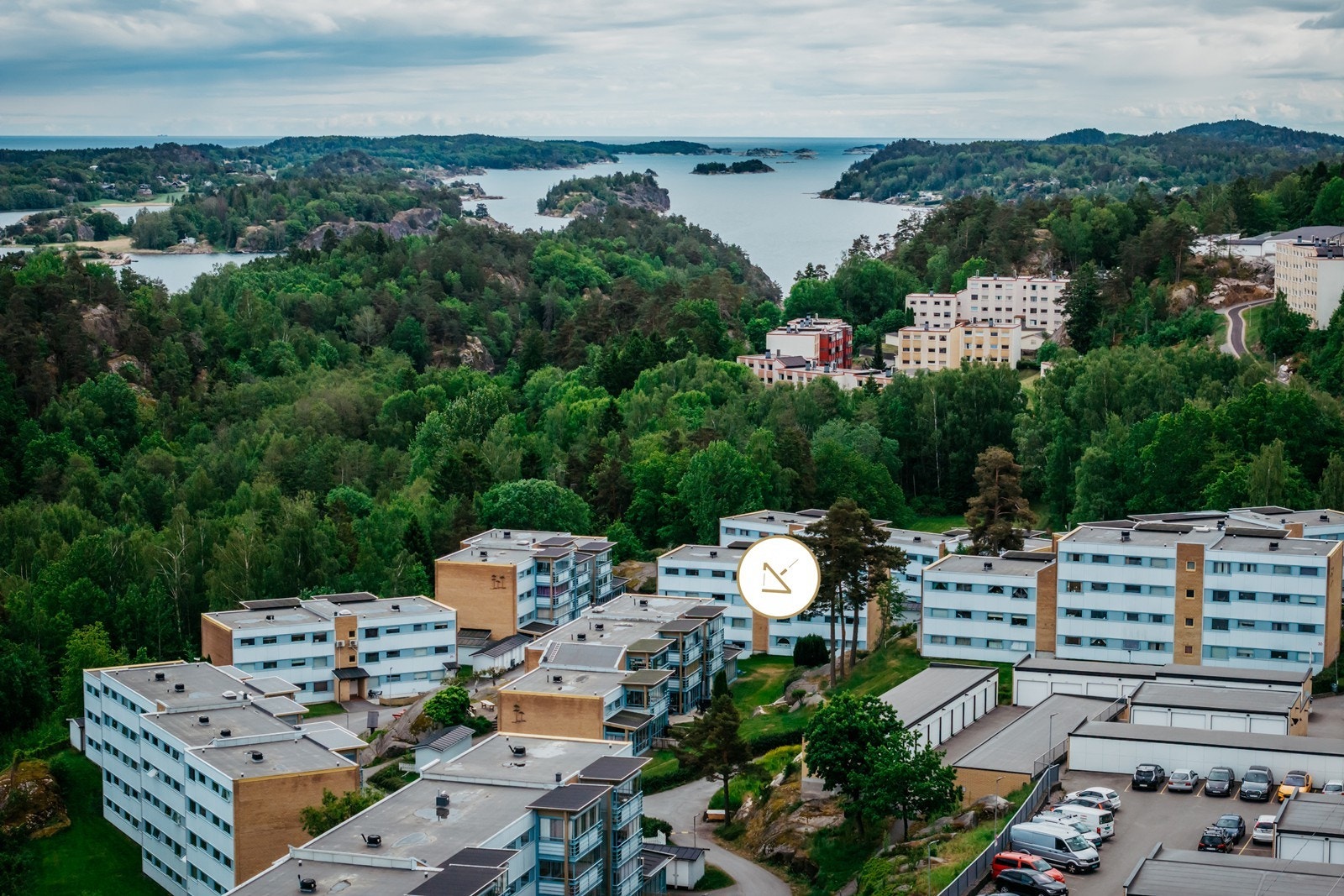 Det er kort vei til sjøen og her kan du faktisk tusle ned til badestrand Galleribilde