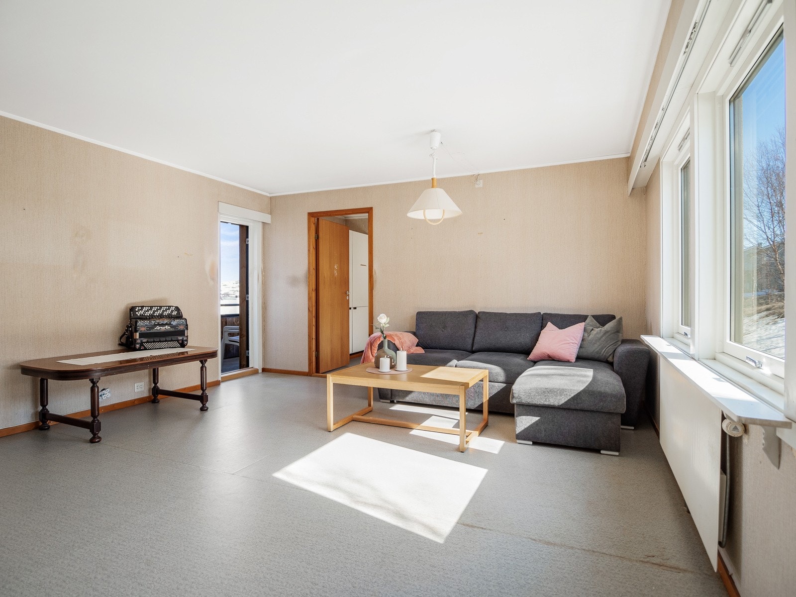 Fra stuen er det er utgang til liten veranda Galleribilde