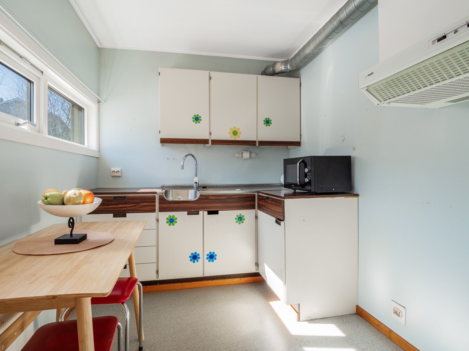 Kjøkkenet er av fin størrelse, men har behov for totalrenovering Galleribilde