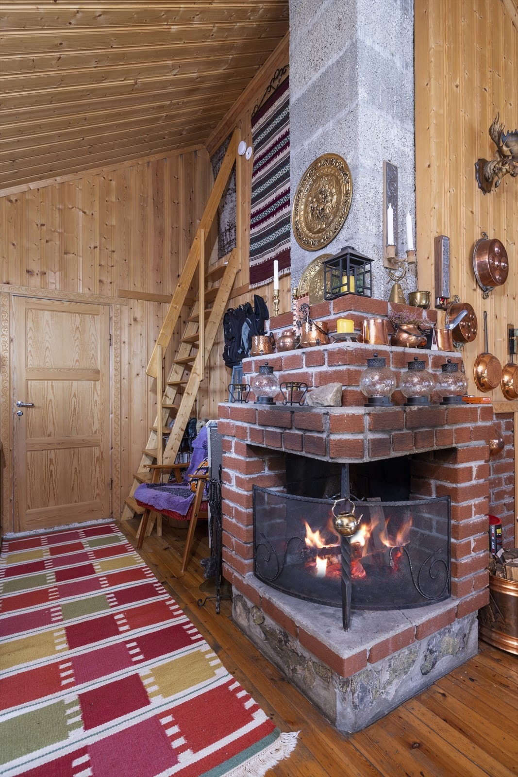 Koselig peisovn i stuen. Galleribilde