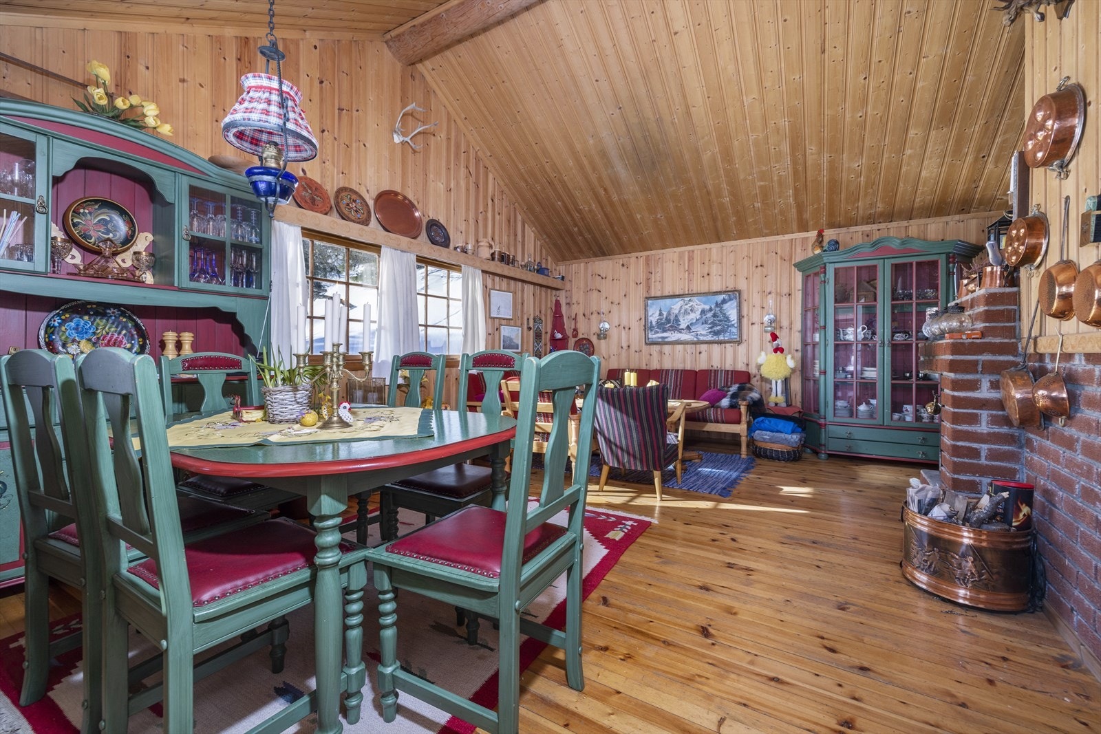 God plass til spisestue og sofa-møblement. Galleribilde