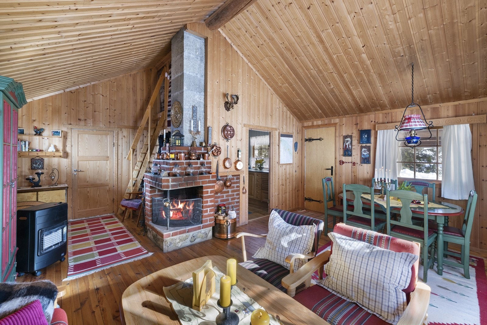I stuen er det montert åpen peisovn. Galleribilde