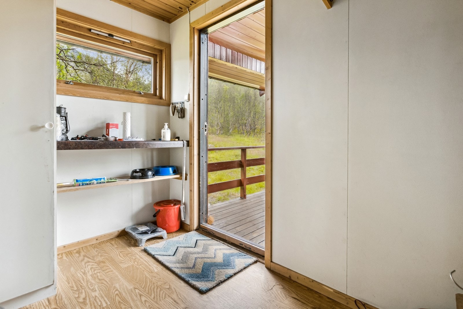 Vindfang er romslig. her er det også hyller og skap. I himling er det luke opp til kvistloft. Galleribilde