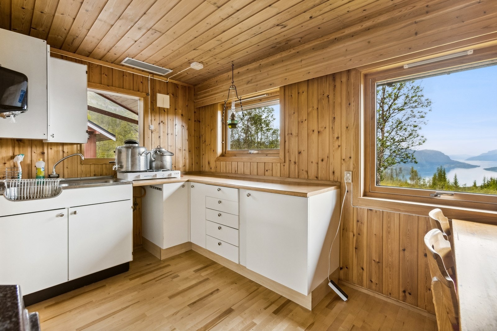 Kjøkkenet har greit med skap og benkeplass. Galleribilde