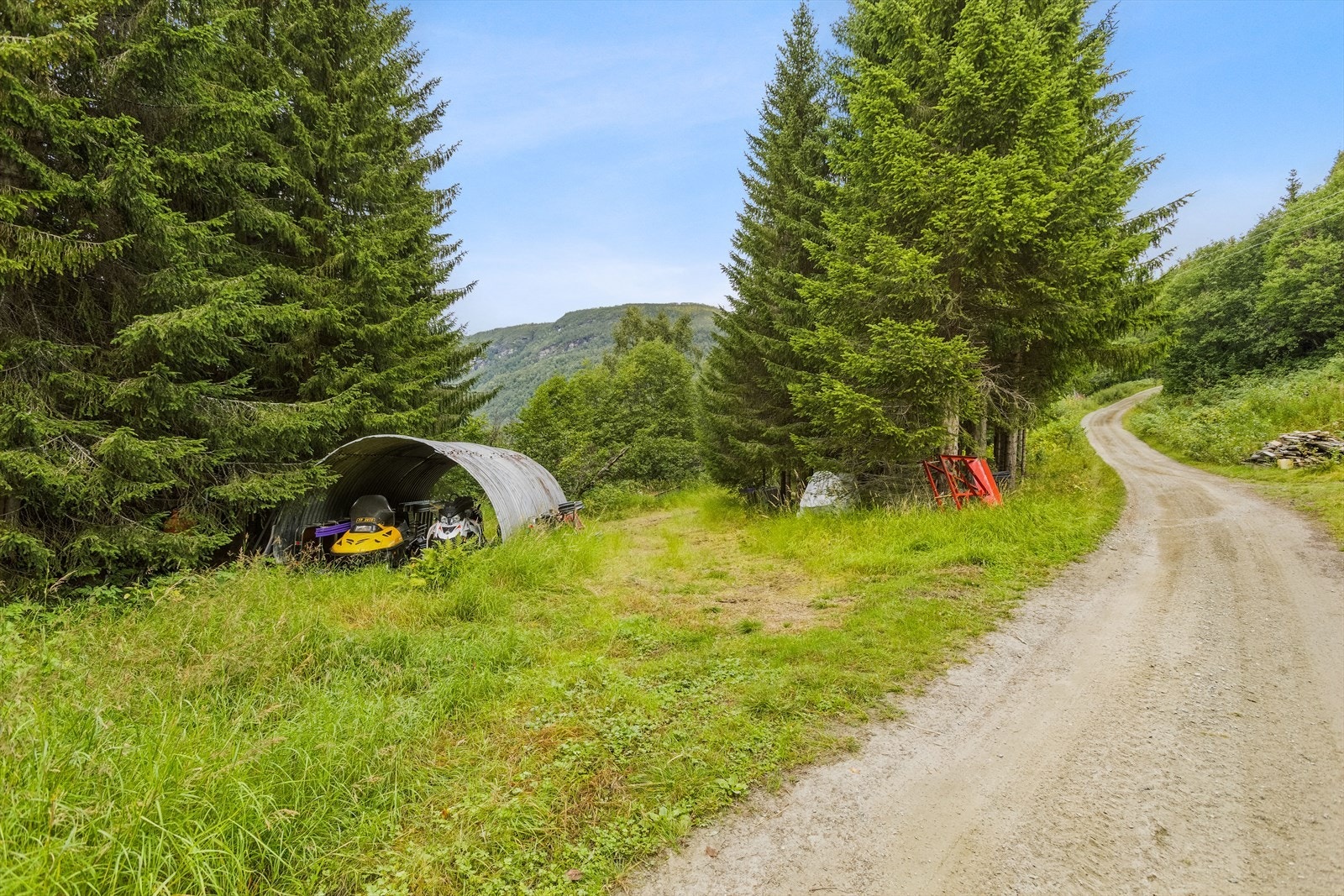 Nede ved porten er det satt opp skutergarasje . Galleribilde