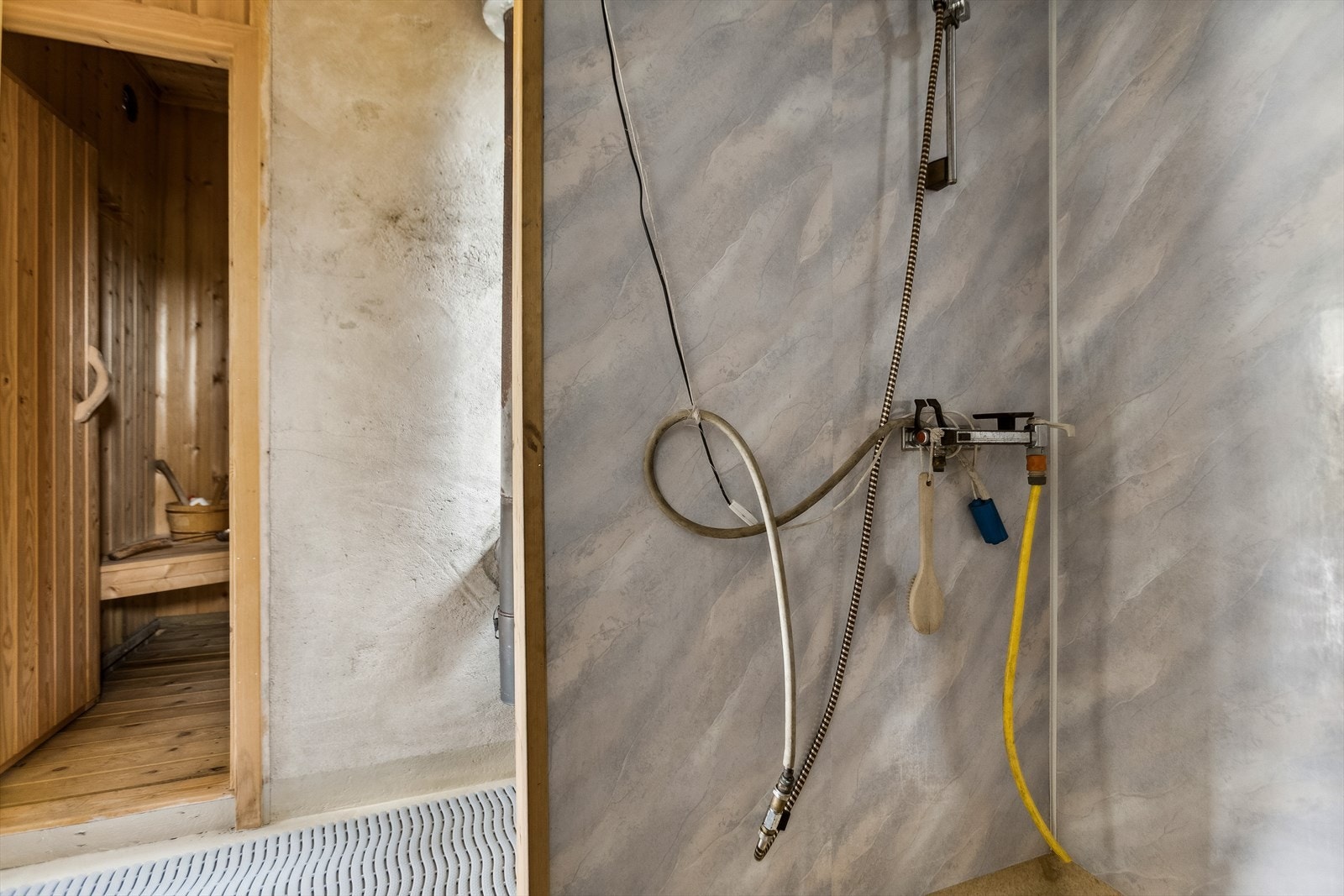 Dusj i uthus. Galleribilde