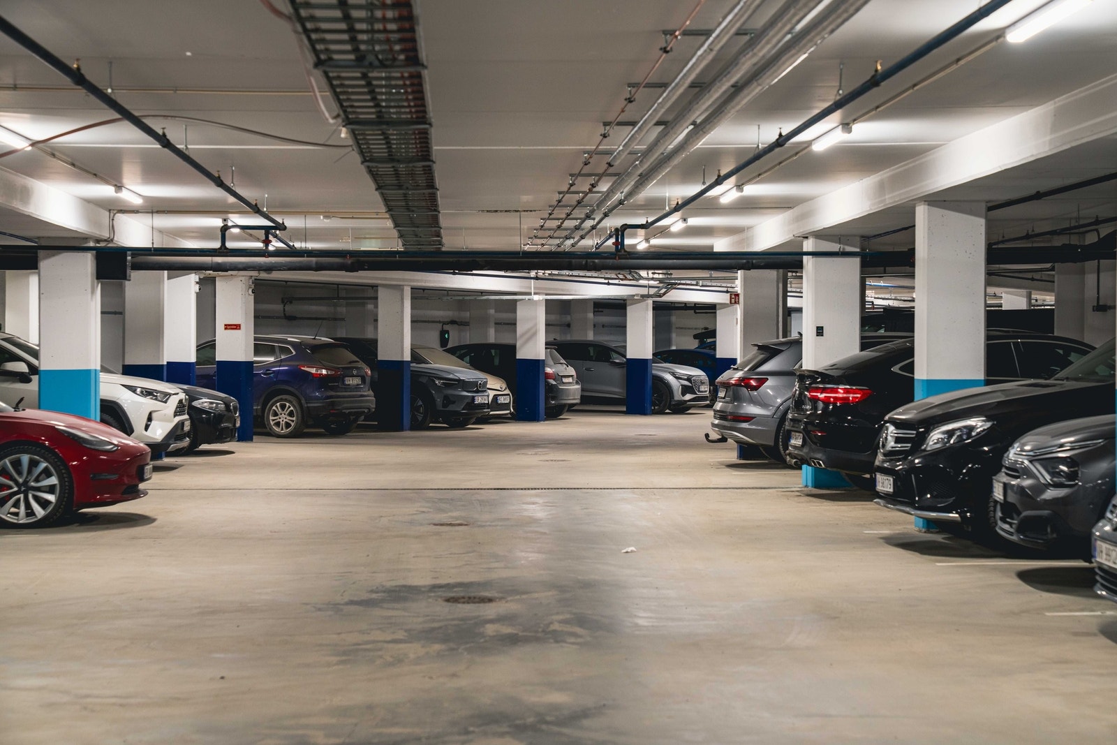 Det følger med en parkeringsplass i oppvarmet garasje med mulighet for å etablere ladepunkt. Leiligheten har også en sportsbod på 5m2 i kjelleren Galleribilde