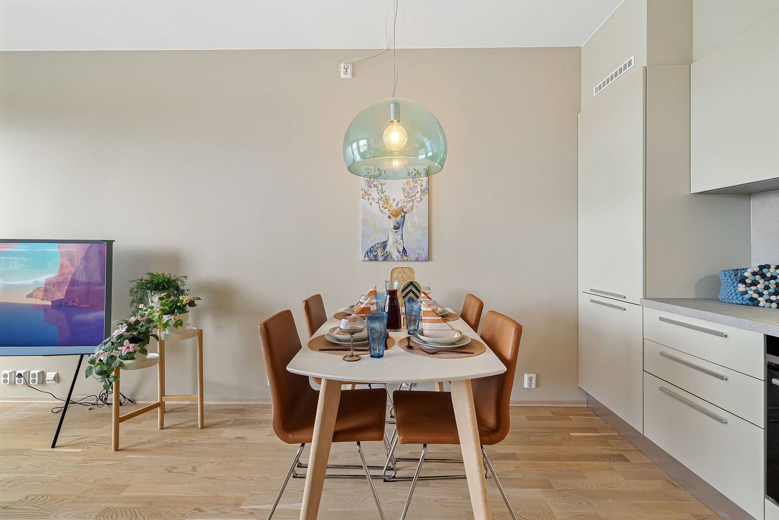 Rommet gir god plass til en spisegruppe Galleribilde