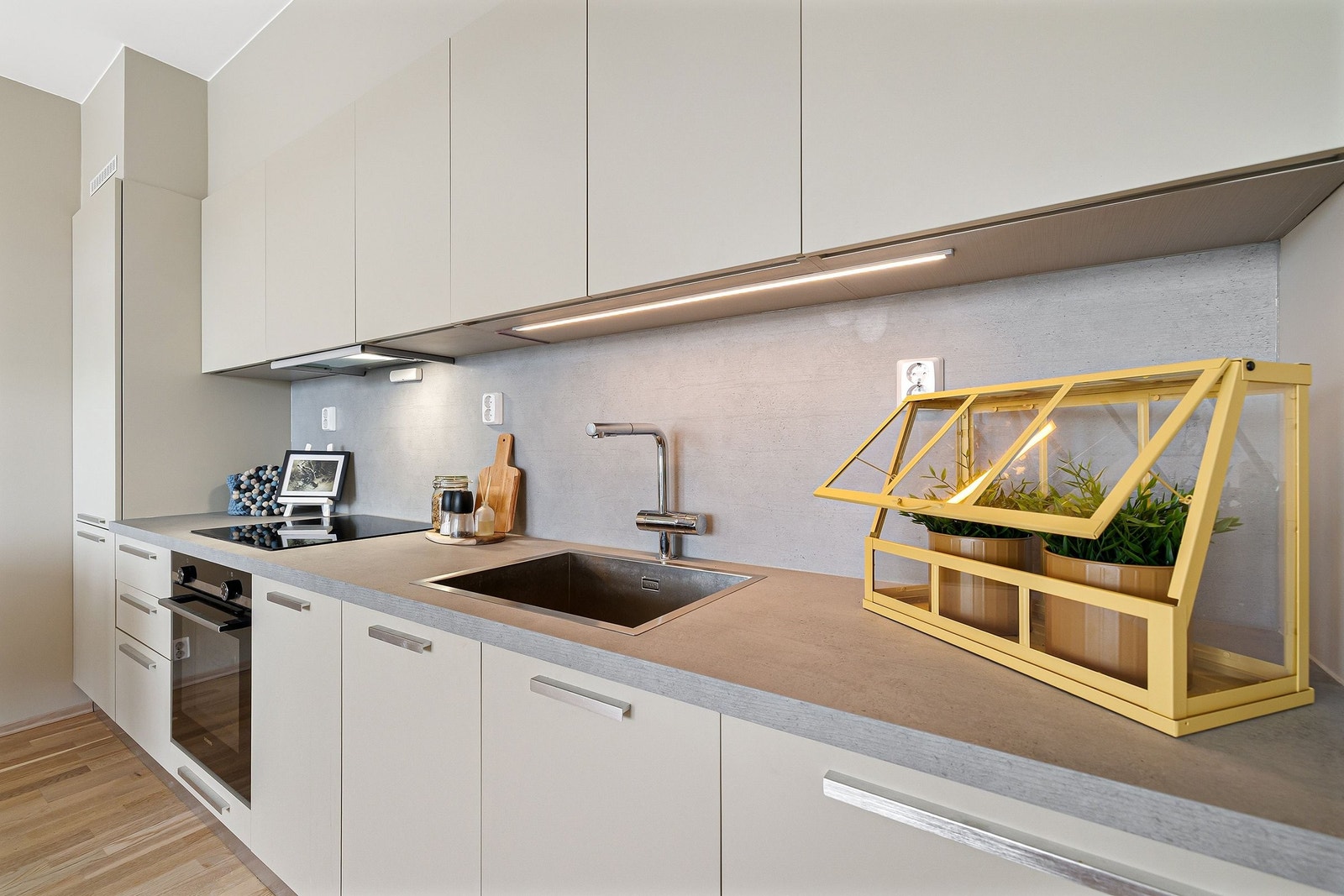 Kjøkkenet har god lagringsplass og eksklusive funksjoner som ventilator med timer, uttrekbar vask og dimbart lys Galleribilde
