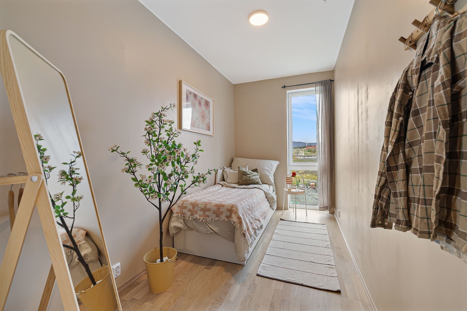 Det andre soverommet er malt i Devine som gir rommet en varm og moderne stemning. Galleribilde