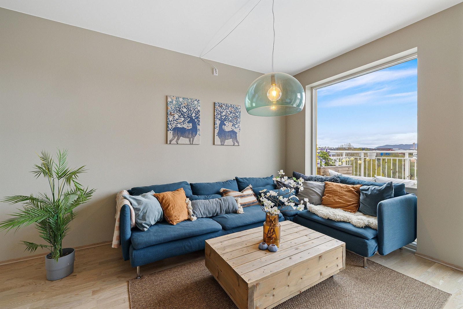 Stuen er malt i modern beige som gir rommet et varmt inntrykk Galleribilde