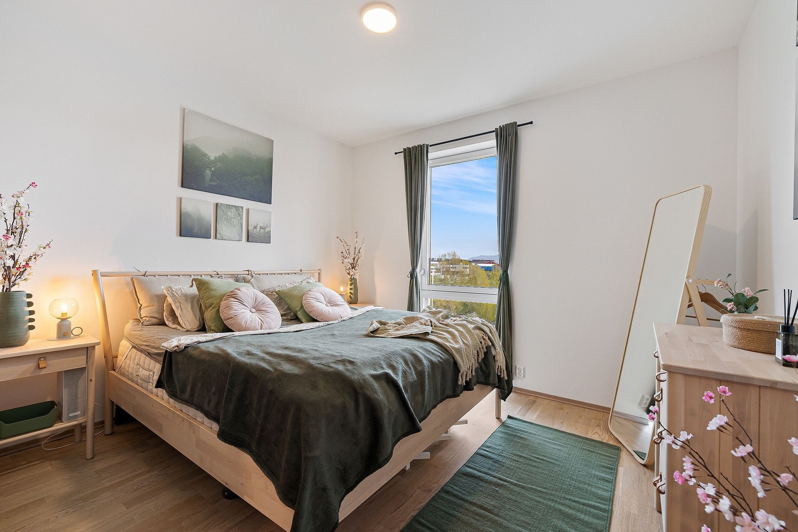 Leiligheten har hele 3 soverom med god plass til både garderobe og annet møblement Galleribilde