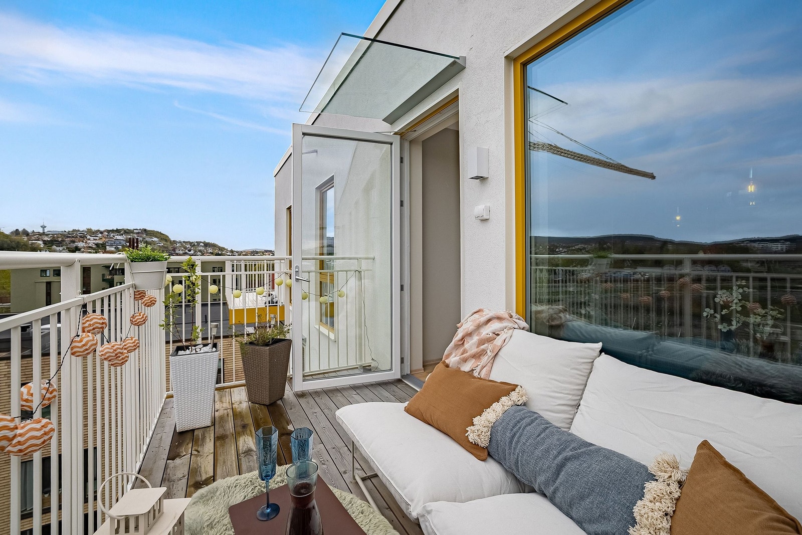 Leiligheten ligger i øverste etasje med sør-østvendt balkong og utsikt til Tyholttårnet. Galleribilde