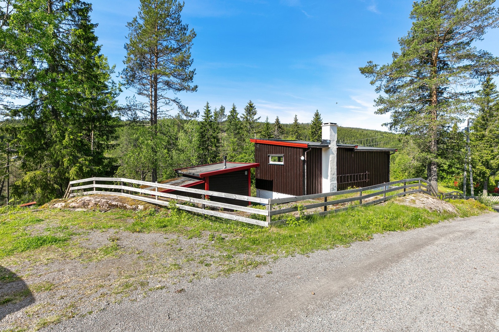 Parkeringsplass ved søndre tomtegrense. Galleribilde