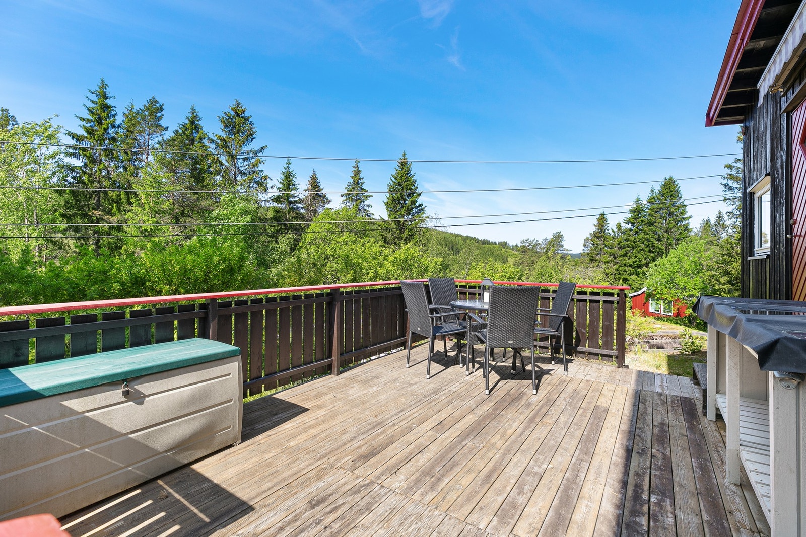 Stor terrasse med gode solforhold. Galleribilde