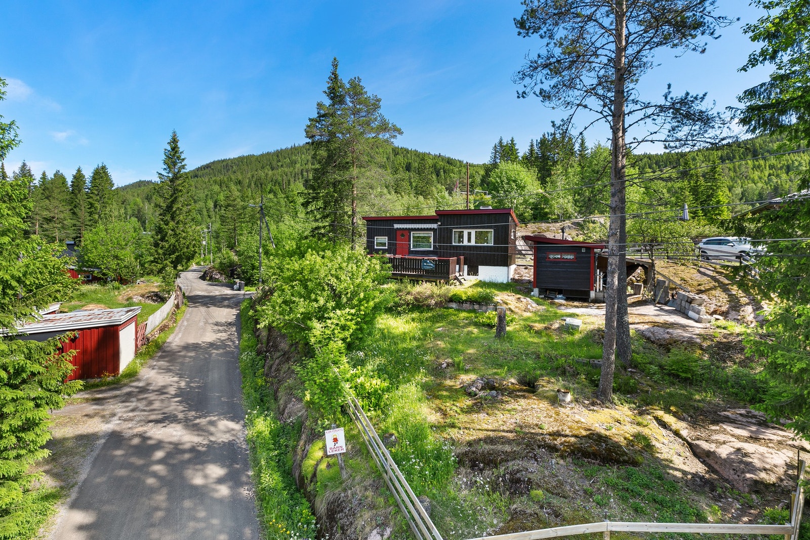 Hytta ligger på en liten kolle og har godt oversyn over området. Galleribilde