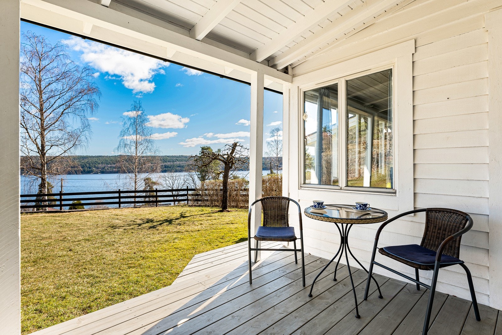 Terrassen er plassert på den siden av hytta som vender mot utsikten, og gir en fin forlengelse av oppholdsarealet mot de naturskjønne omgivelsene. Galleribilde