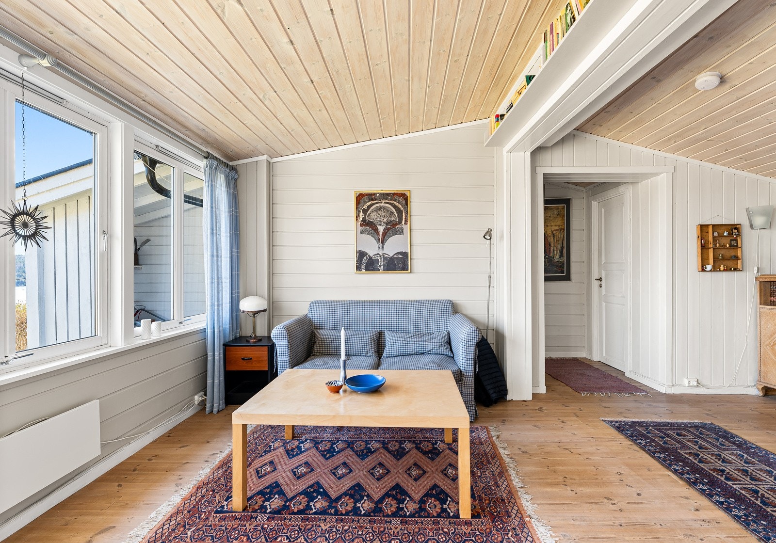 Koselig stue med plass til sofagruppe og annet møblement man har behov for. Galleribilde