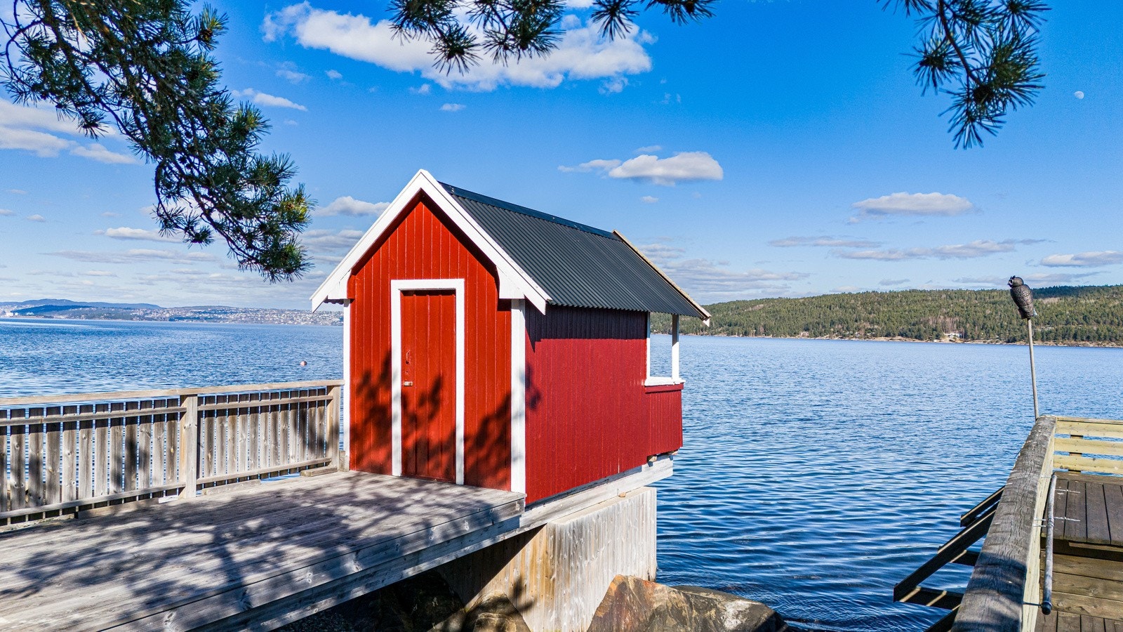 Selgers badehus er ett av meget få i hele Bomansvik som er utskilt med eget skjøte og er alene om å ha en tomt på hele 71,4 kvm. Galleribilde