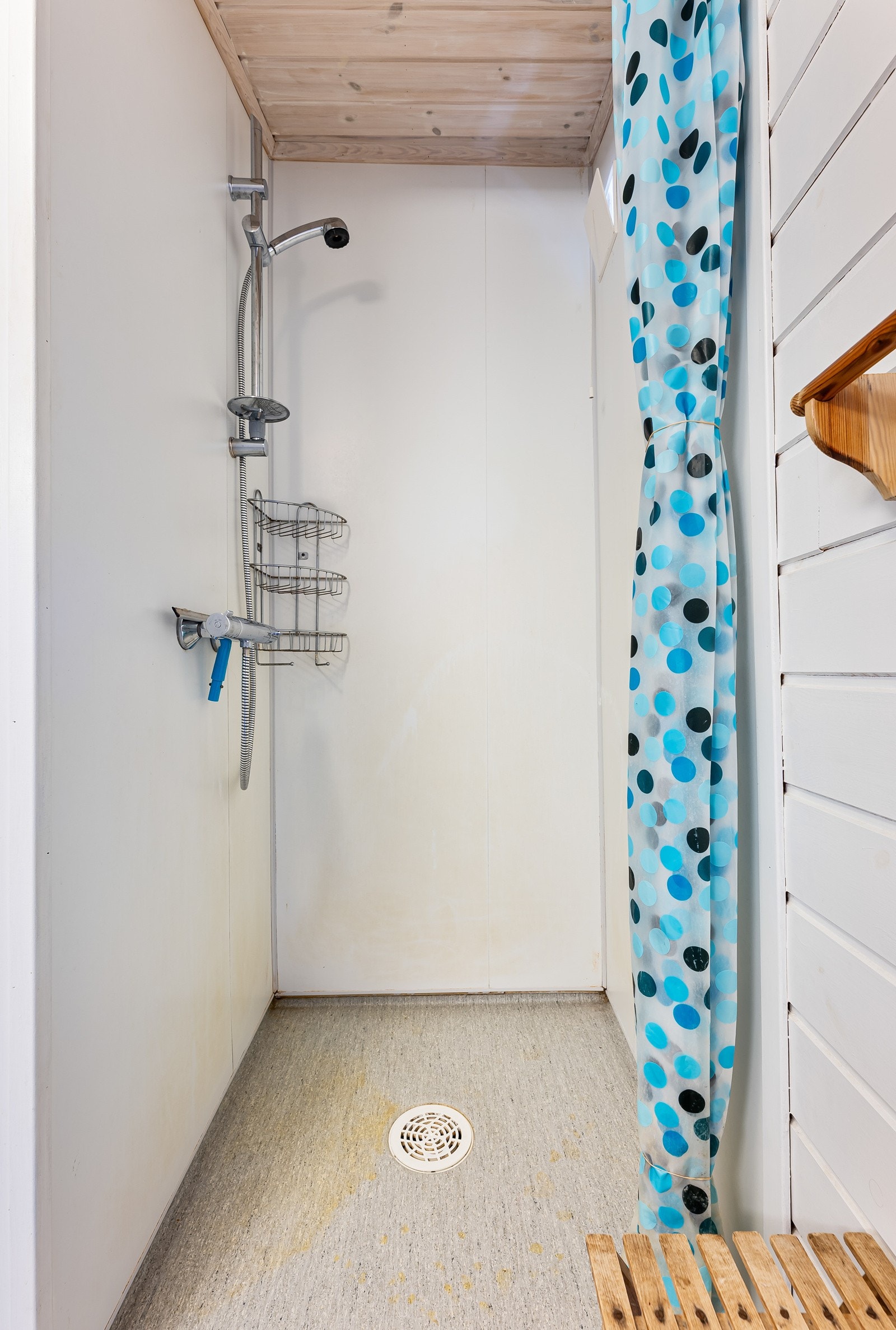 Badet er innredet med dusjnisje, toalett og baderomsinnredning med servant og oppbevaringsplass. Galleribilde