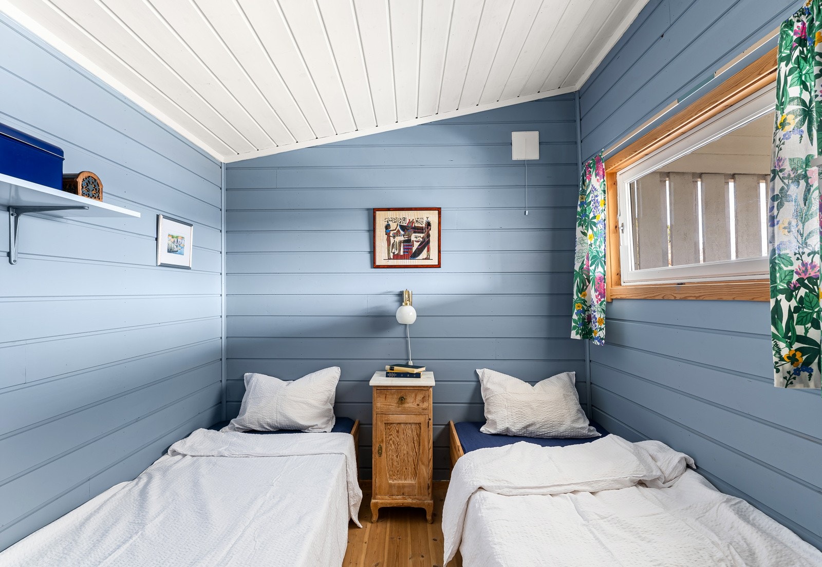 Det blå rommet byr på ekte hytteromantikk. Galleribilde