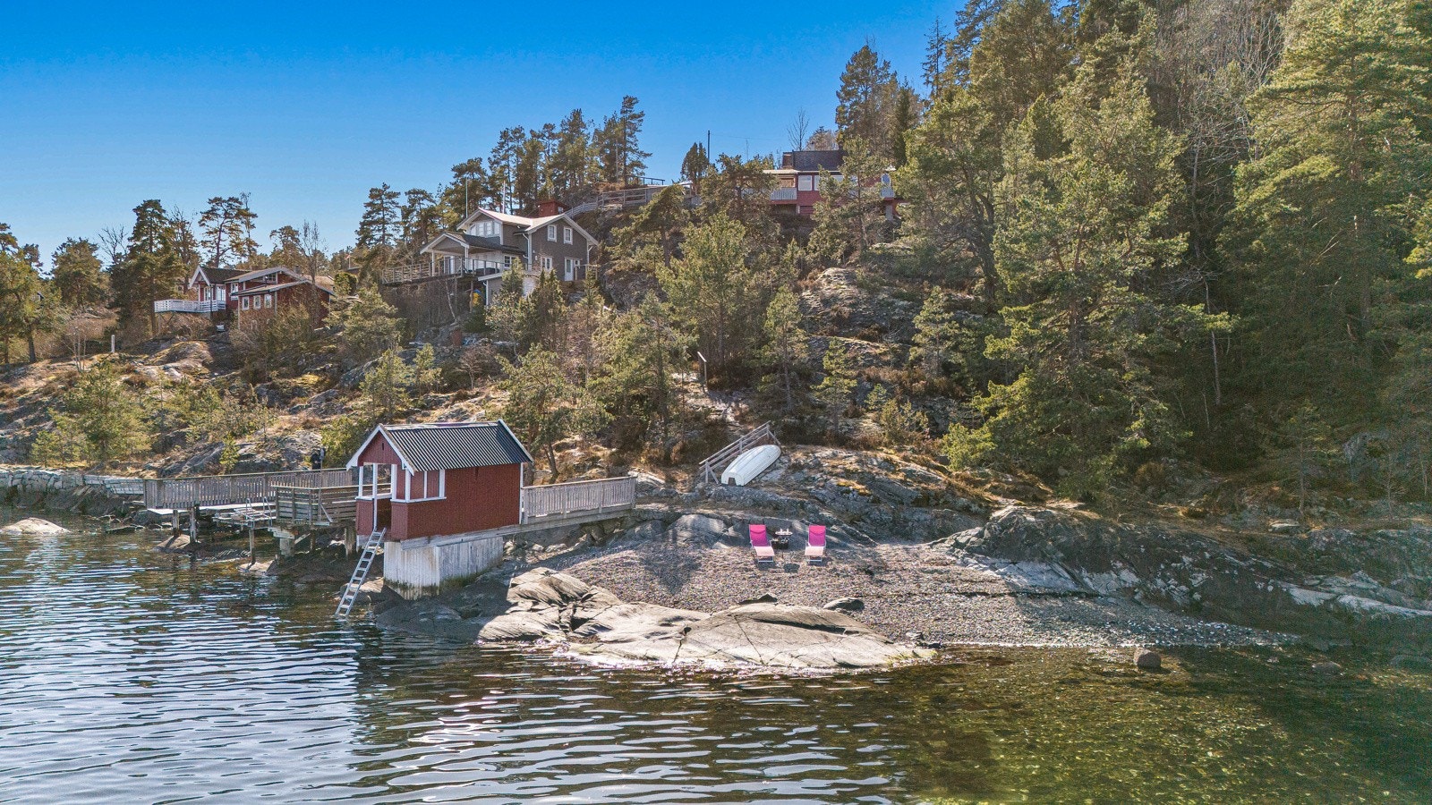 Badehuset byr på både sol og skygge samt egen strand og badeplass. Galleribilde