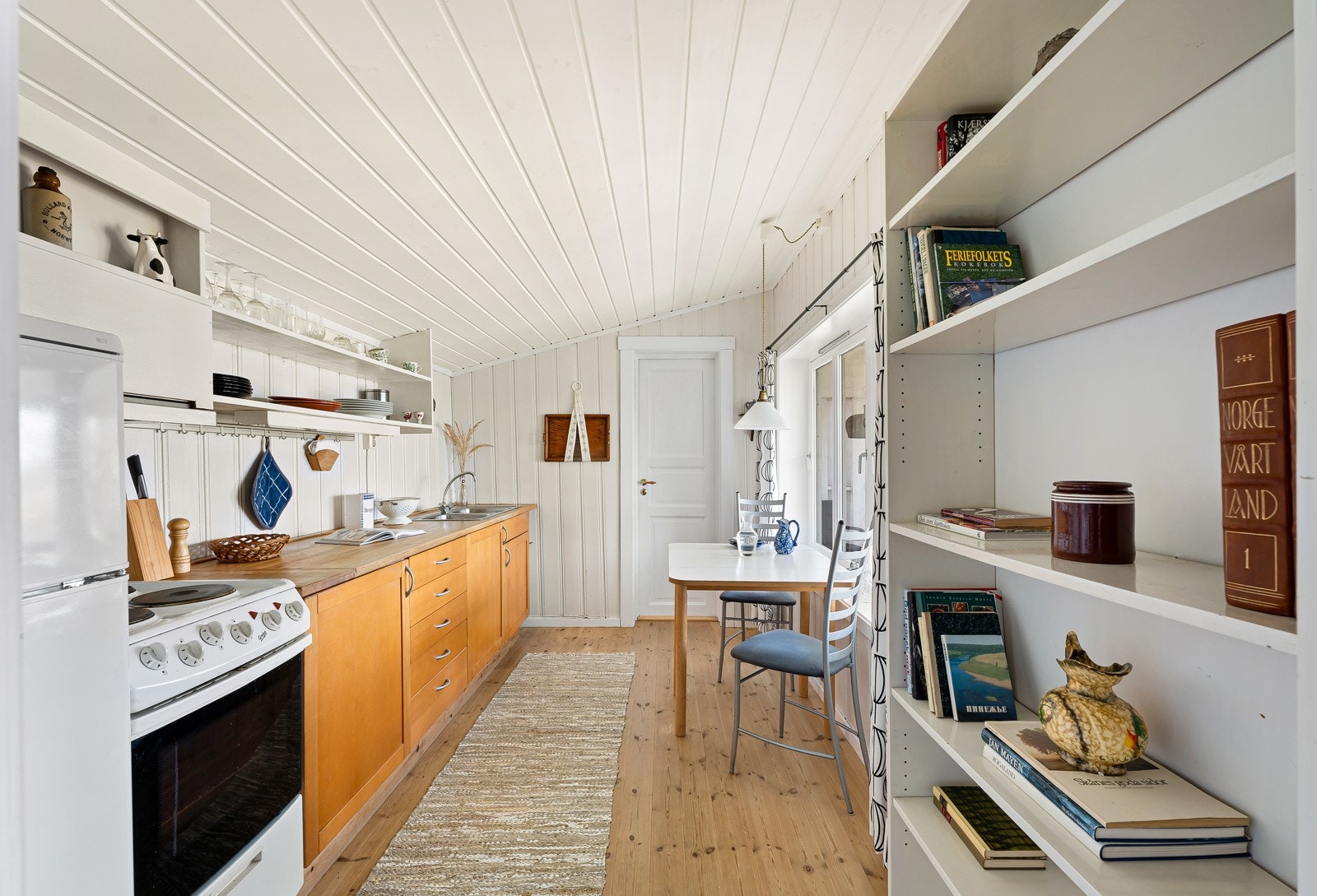 Enkel innredning med profilerte fronter og laminat benkeplate. Galleribilde