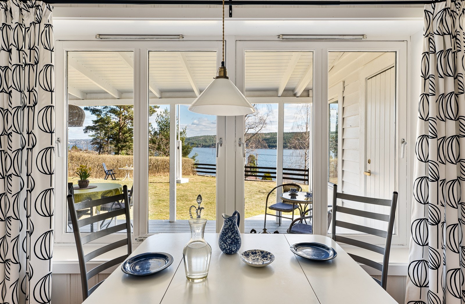 Fra spiseplassen har du direkte utsyn mot sjøen og hagen gjennom store vindusflater, som slipper inn både lys og landskap i en sømløs forbindelse mellom inne og ute. Galleribilde