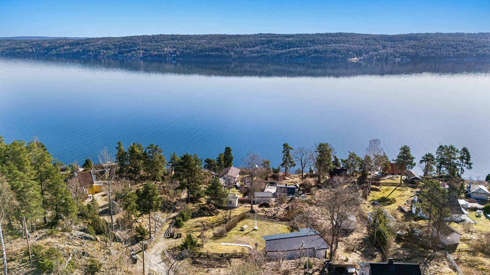 I fugleperspektiv; hytta og hagen med nærhet ttil Bunnefjorden. Galleribilde