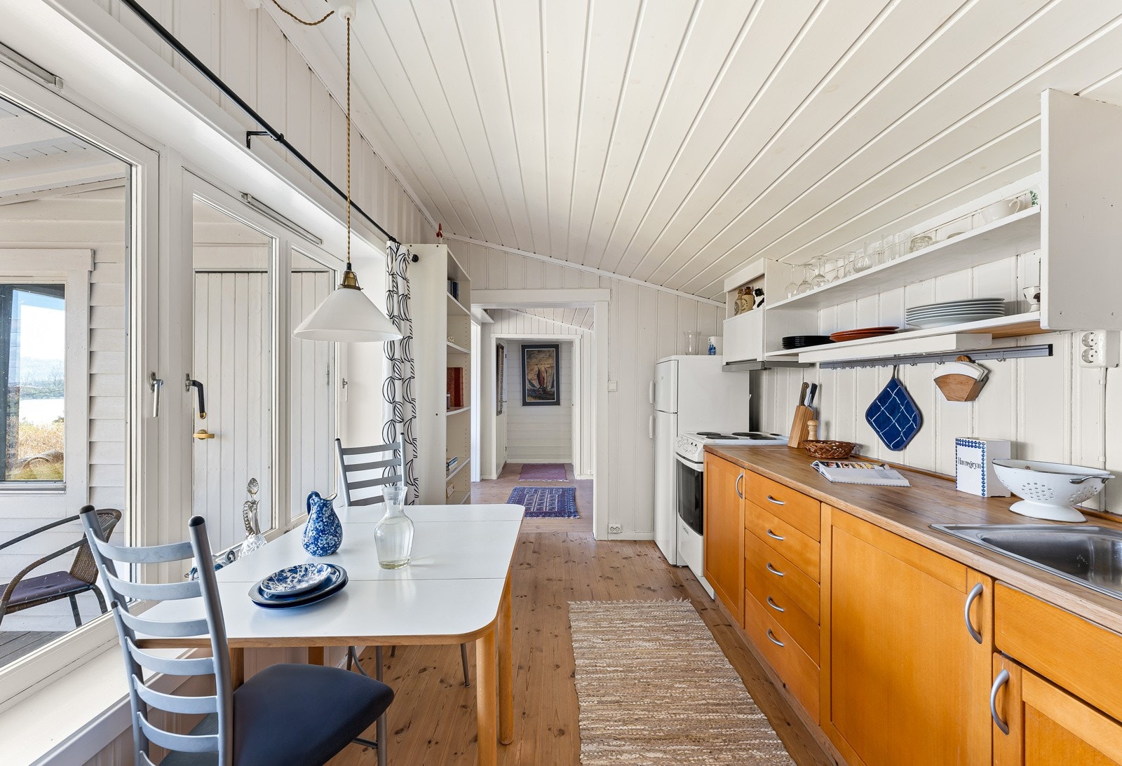 Lyst og fint kjøkken med spiseplass. Galleribilde