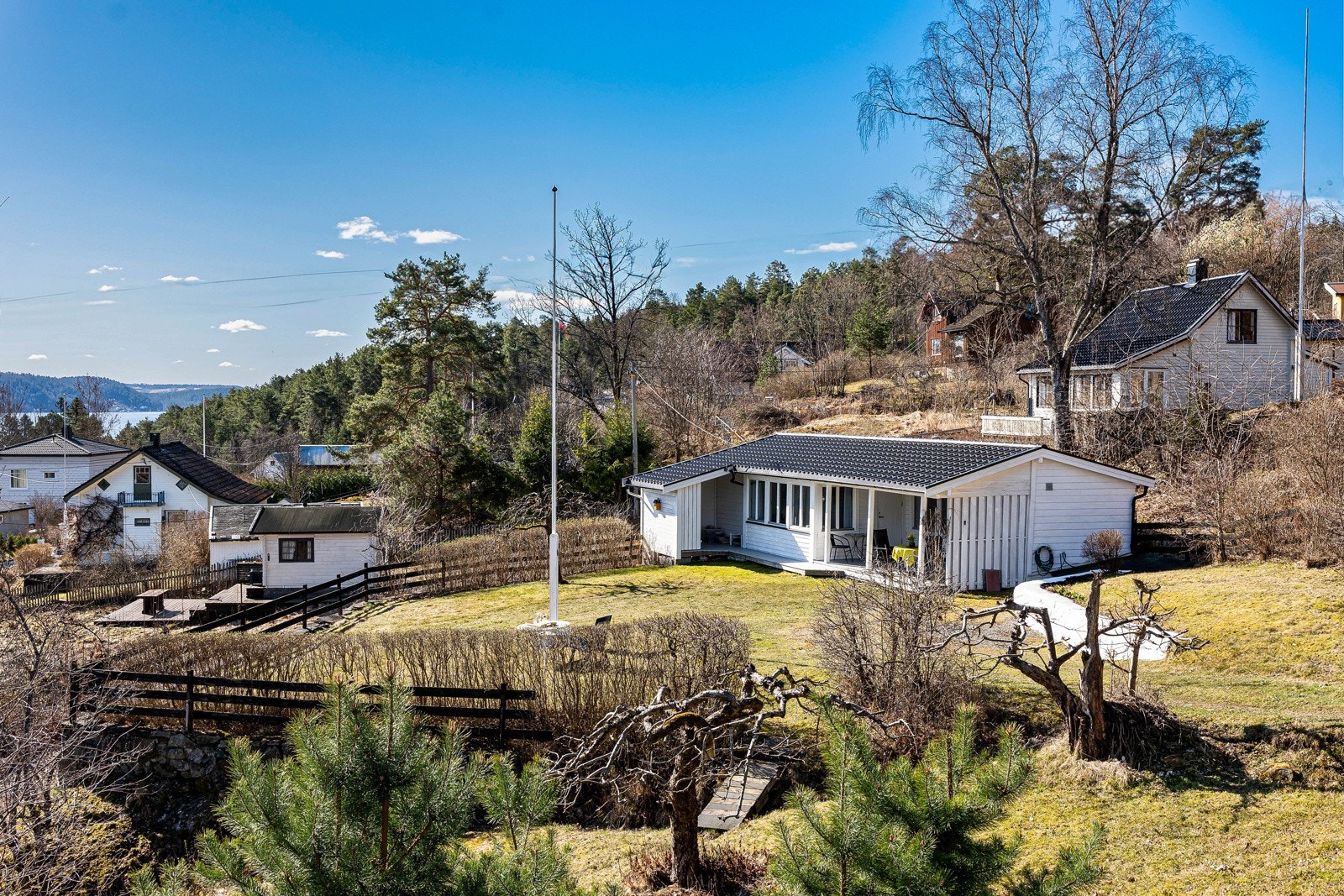 Herligheten er lett å nå, både med båt og bil. Rommelig parkering. Galleribilde