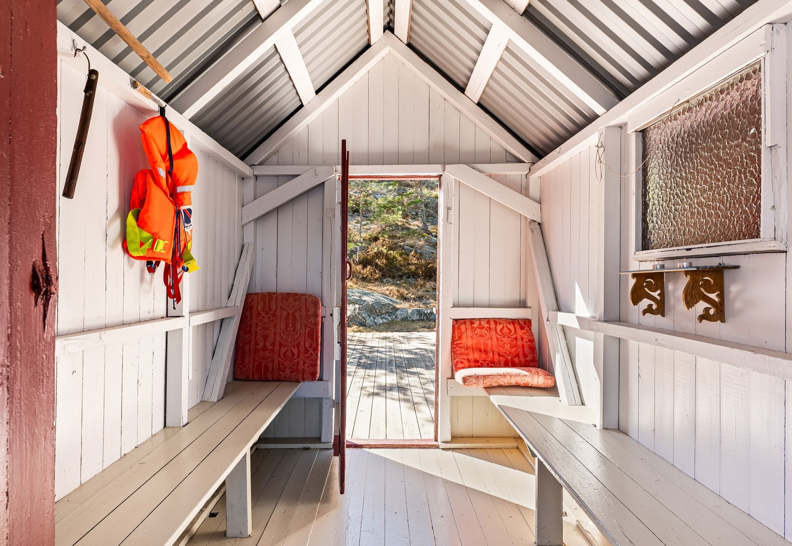 Badehuset har brygge/gangsbru i trykkimpregnert treverk og hvilende på solide limtredragere. Galleribilde