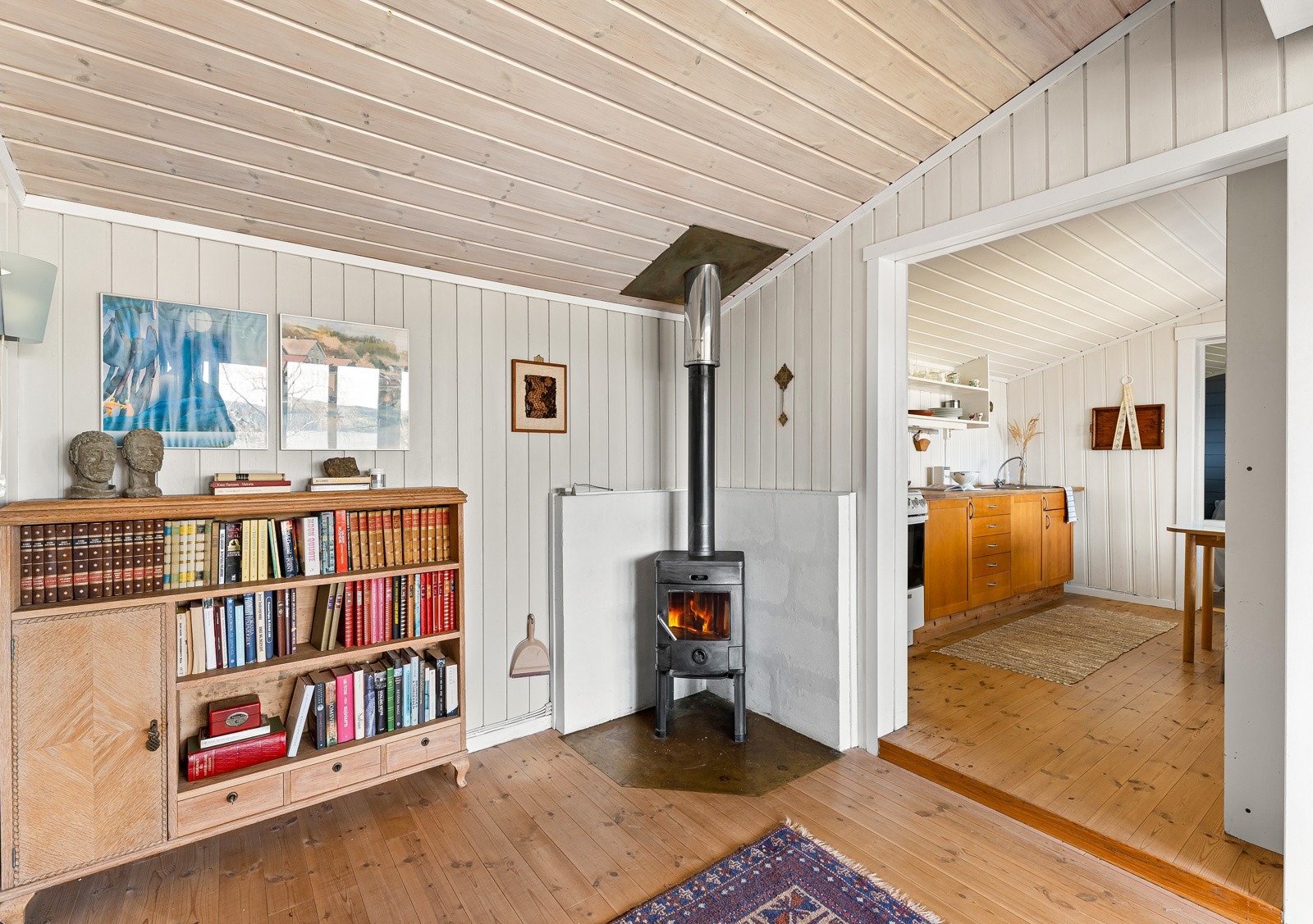 Peisovnen gir god varme og skaper en lun og god atmosfære på kjølige kvelder. Galleribilde