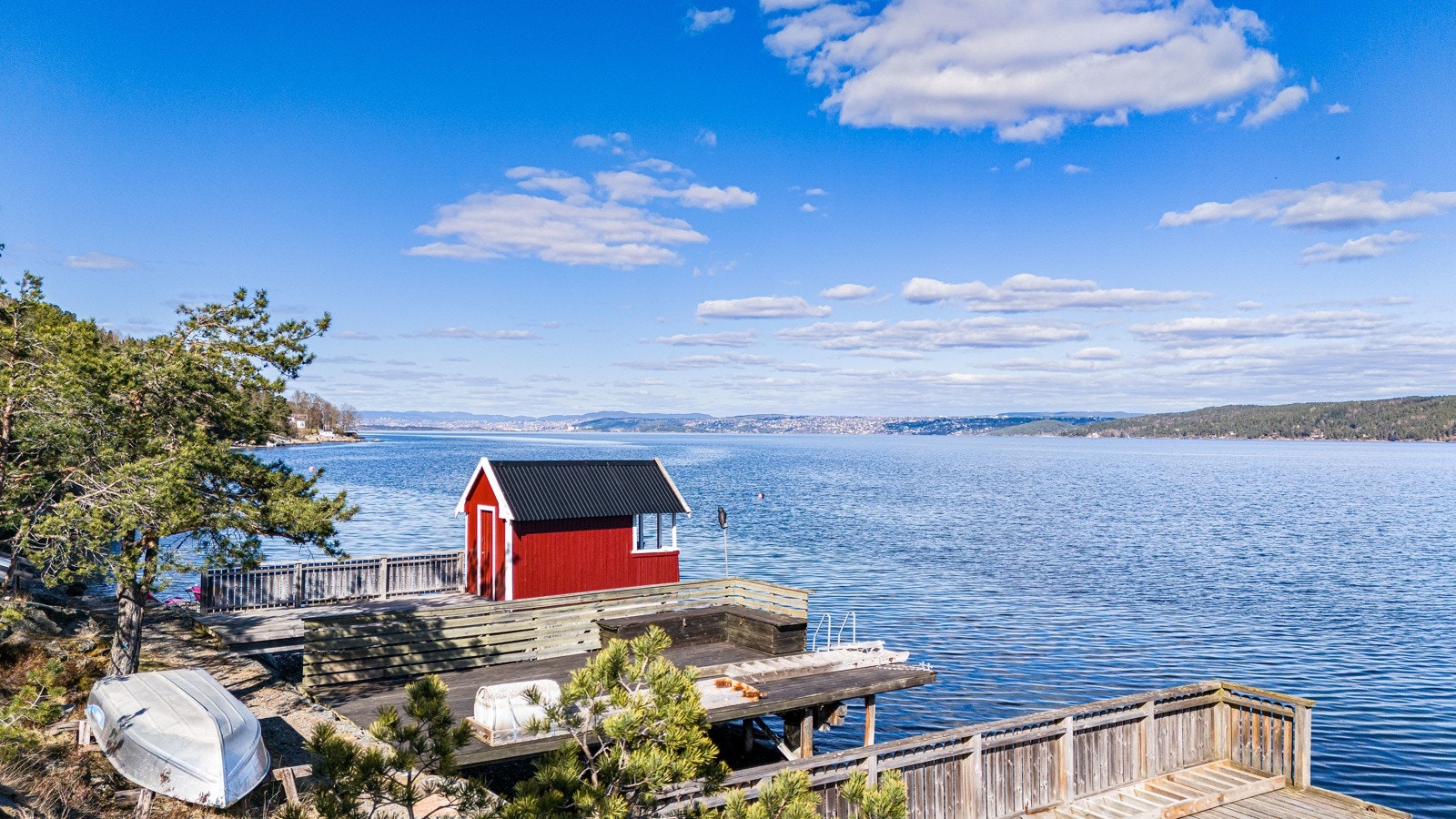 Badehuset følger ikke med i salget men kan kjøpes i tillegg. Galleribilde
