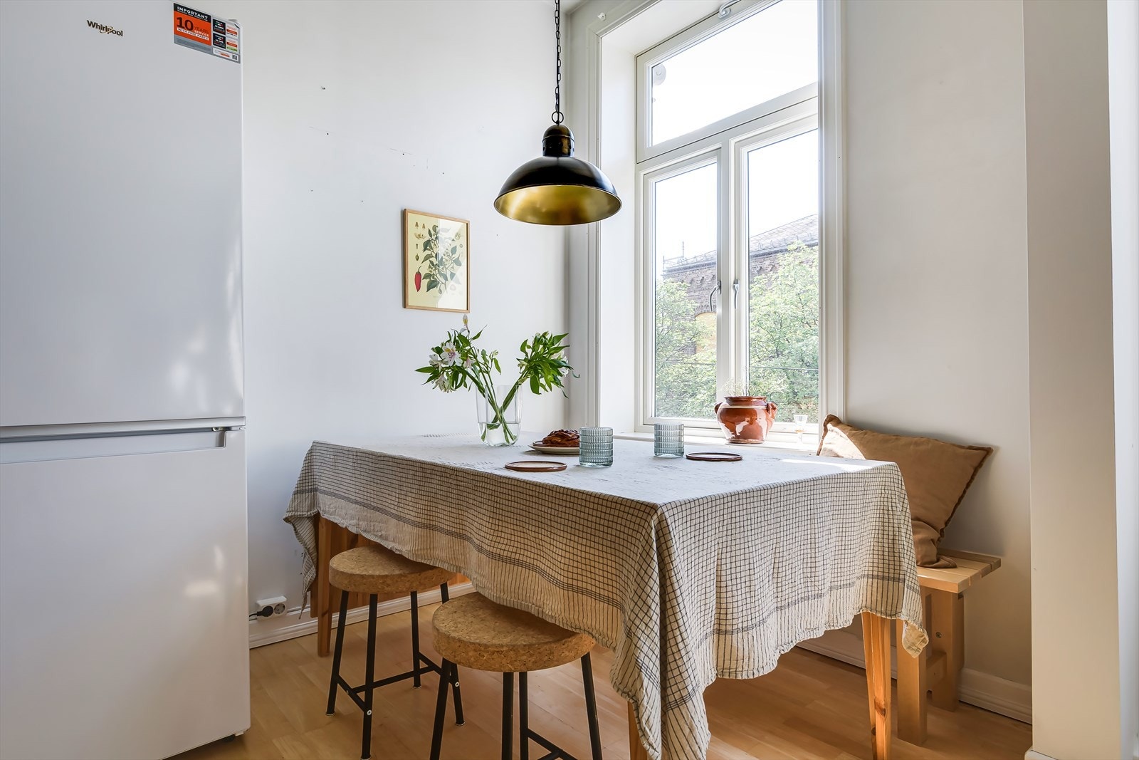 Det er god plass til å invitere til sosiale sammenkomster rundt spisebordet! Galleribilde