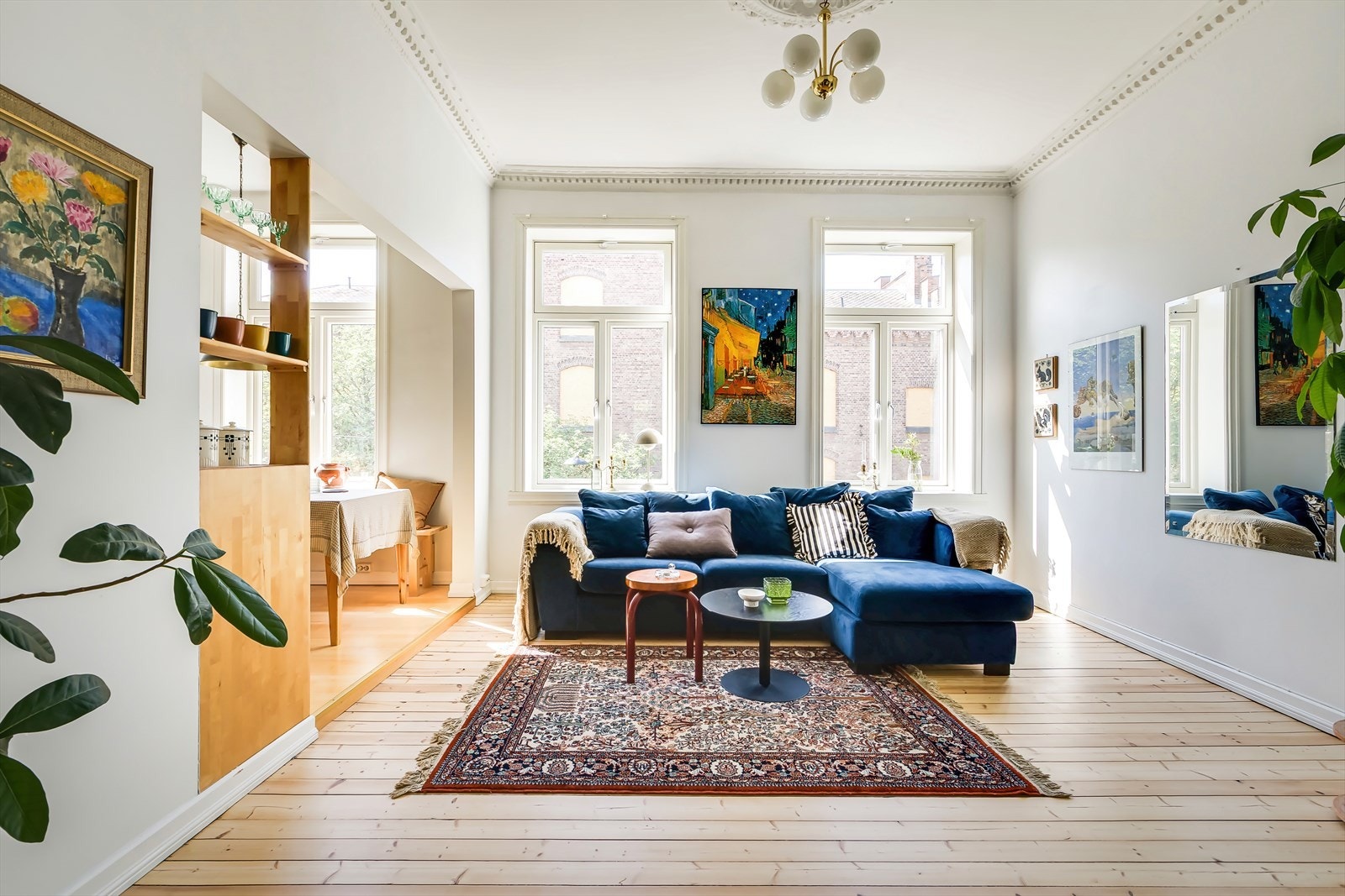 Her får du sjarmfulle detaljer som generøs takhøyde, store vindusflater og originale tregulv. Galleribilde