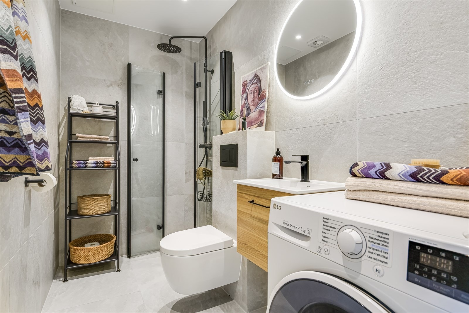 Lekkert bad med opplegg for vaskemaskin. Galleribilde