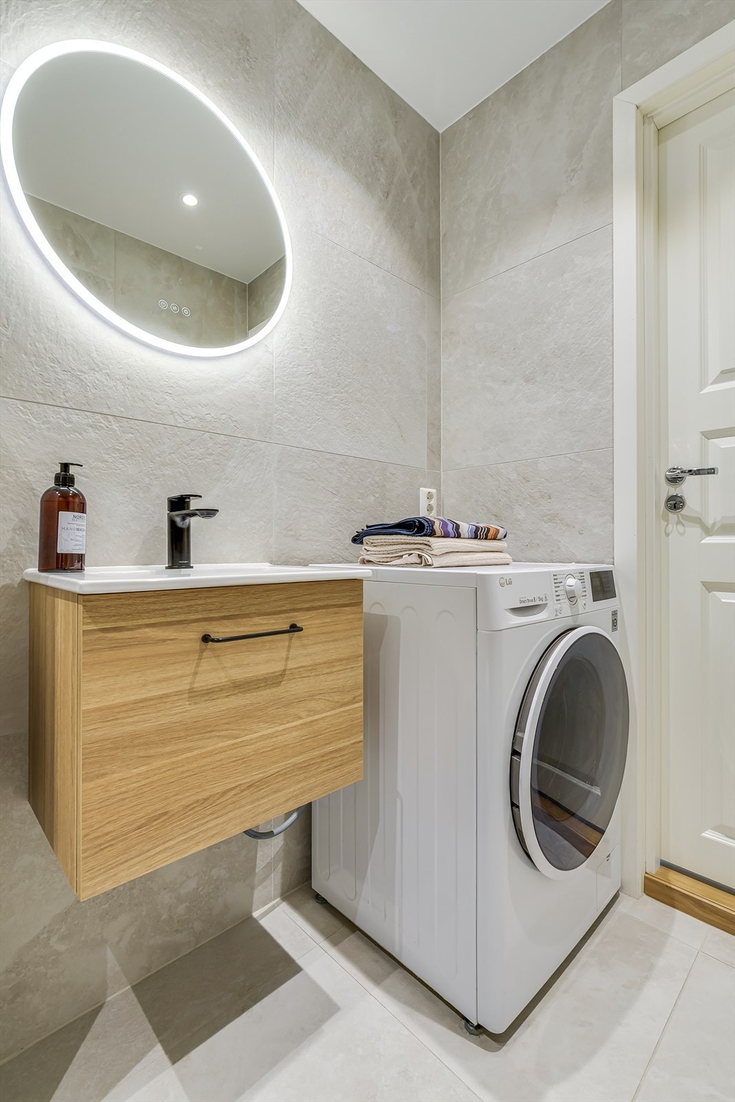 Badet ble renovert i 2023 med store og moderne fliser og materialvalg. Galleribilde