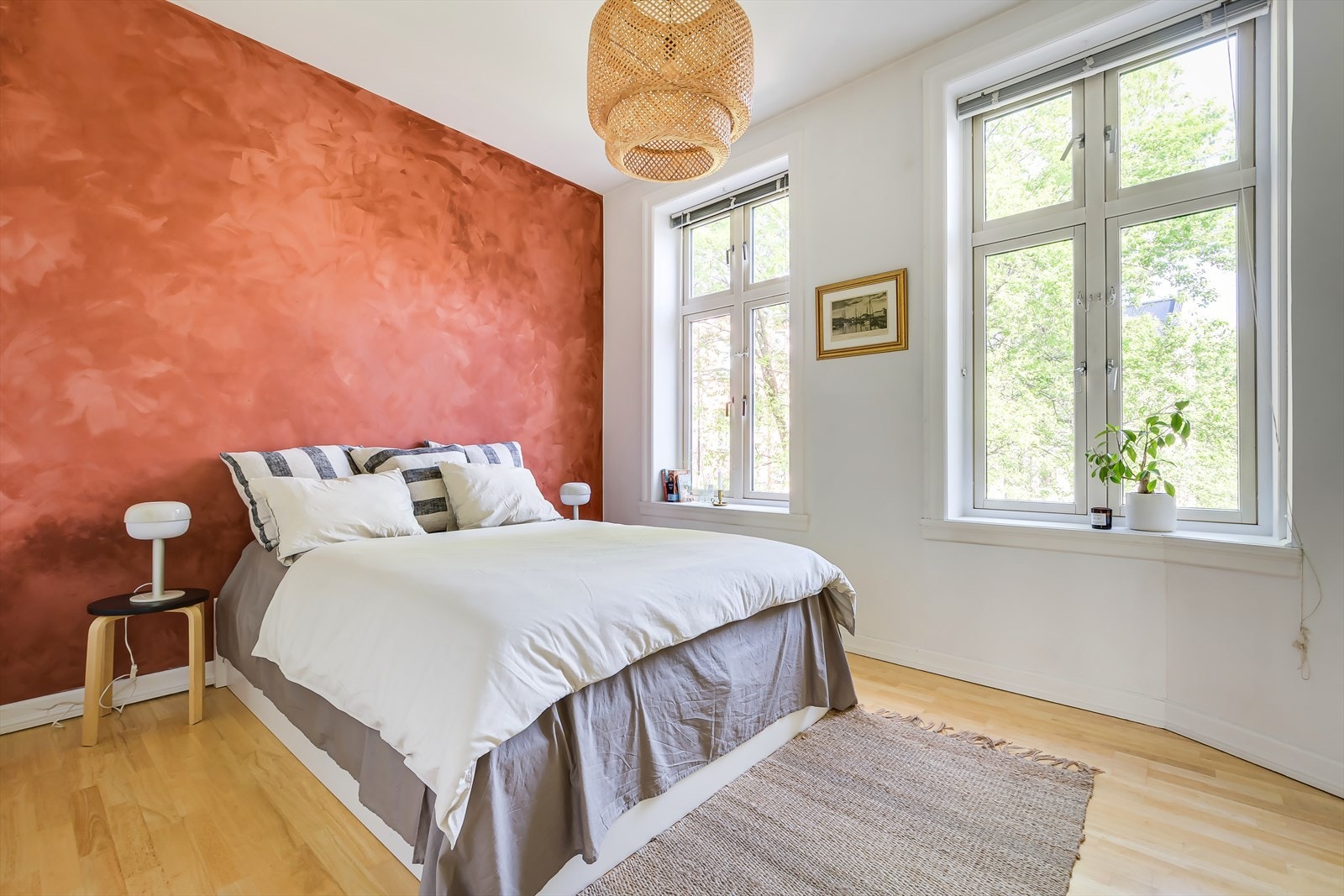 Stort soverom med god plass til dobbeltseng og garderobeskap. Galleribilde